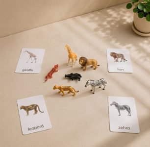 12 wild animal models with corresponding cards