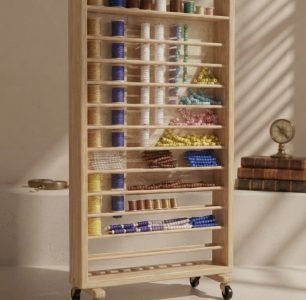 Set of beads and cabinet